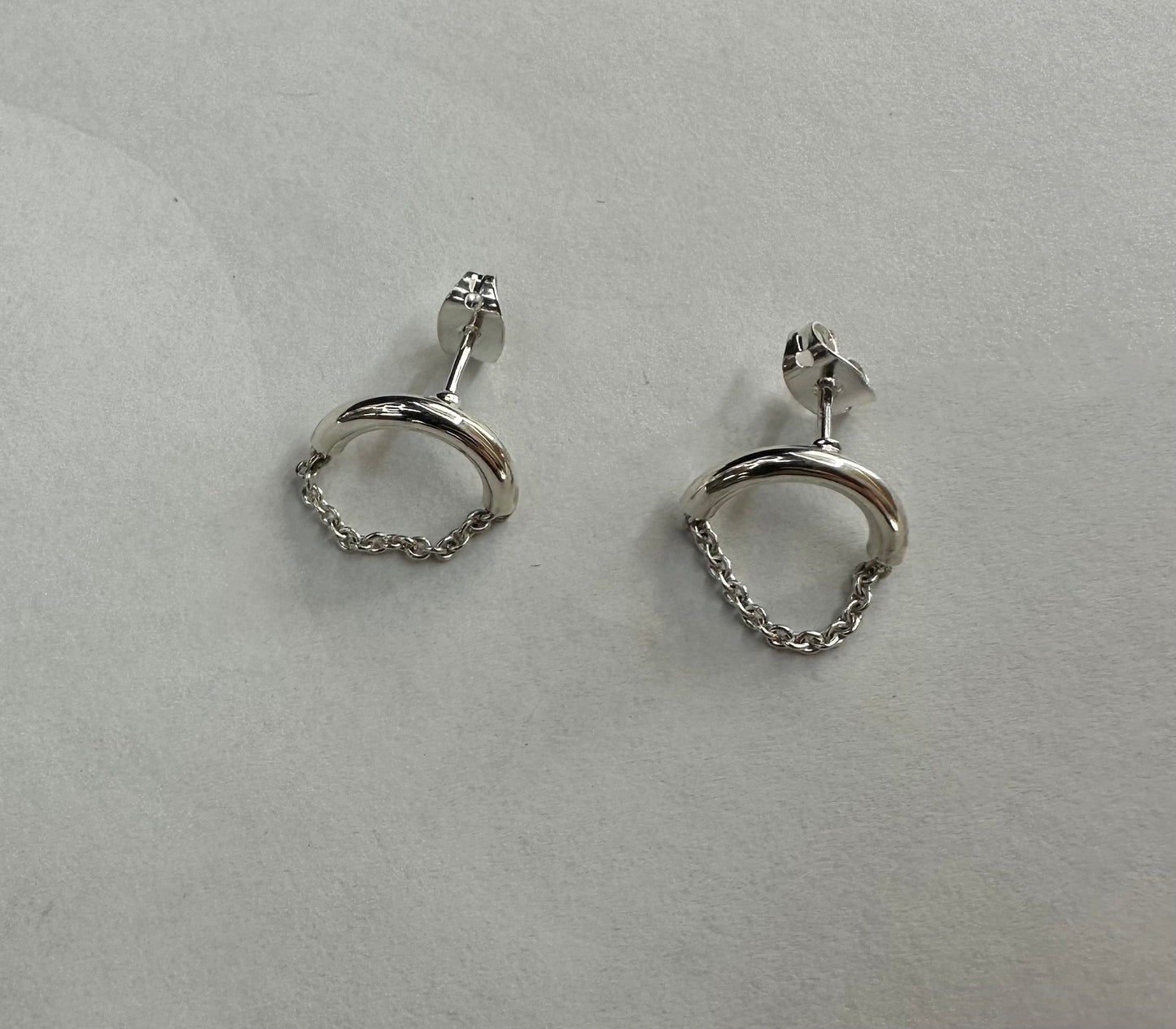 HALF CIRCLE EARRING W/ CHAIN