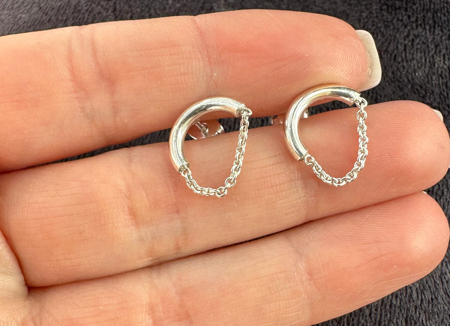 HALF CIRCLE EARRING W/ CHAIN