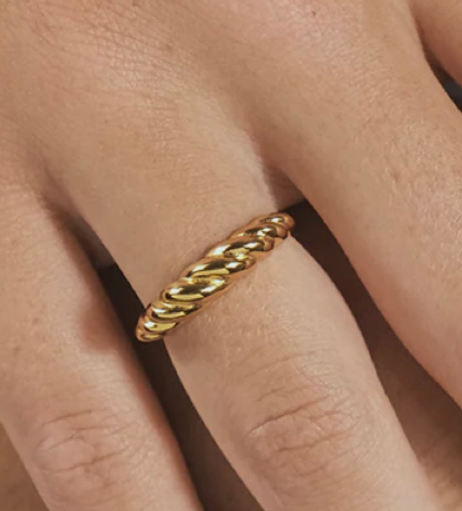 14k Gold Twist Band Ring