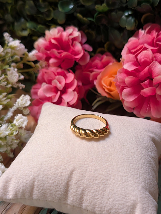 14k Gold Twist Band Ring