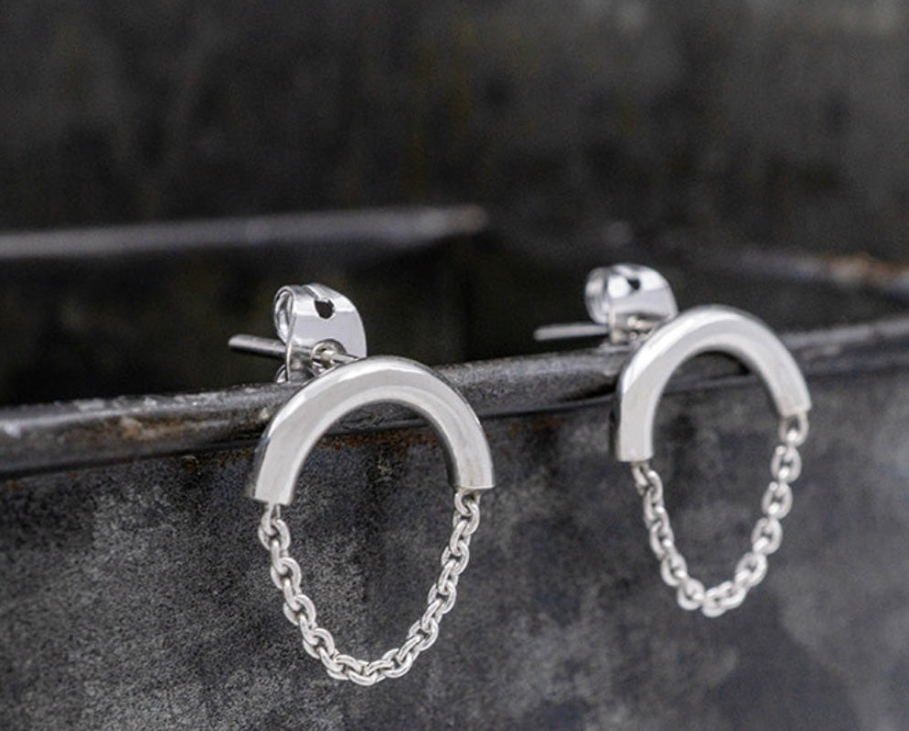 HALF CIRCLE EARRING W/ CHAIN