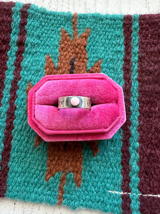 Beautiful Navajo Sterling Silver & Pink Conch Single Stone Ring Signed