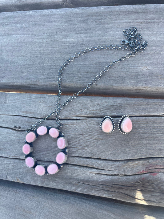 Handcrafted Queen Pink Conch Shell And Sterling Silver Circle Necklace Signed
