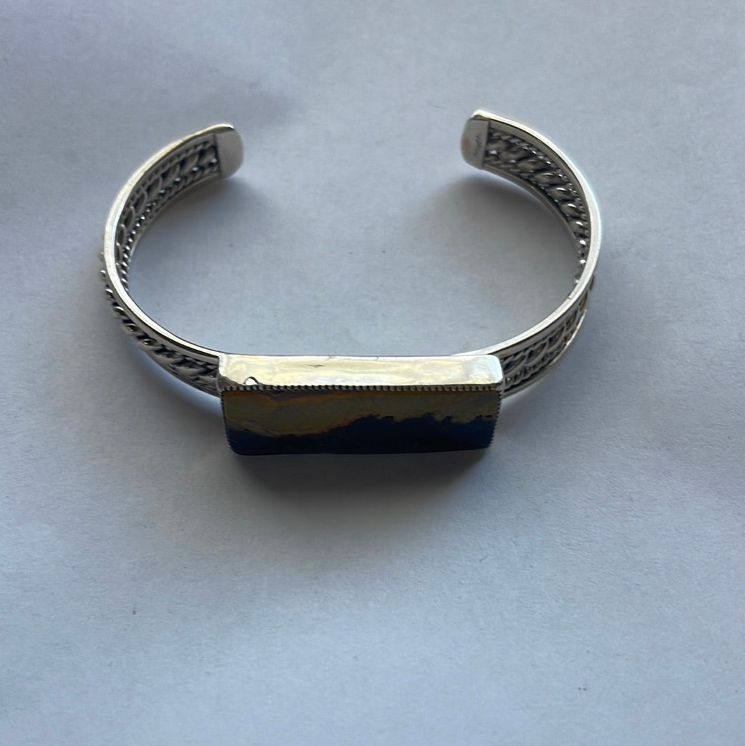 Hovering bee motif watch mesh strap bracelet in gold plating -